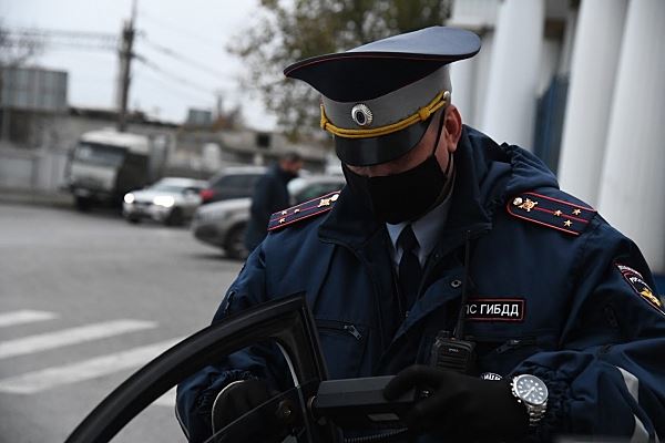 Волгоградцу грозит арест на 15 суток за слишком тонированные стекла