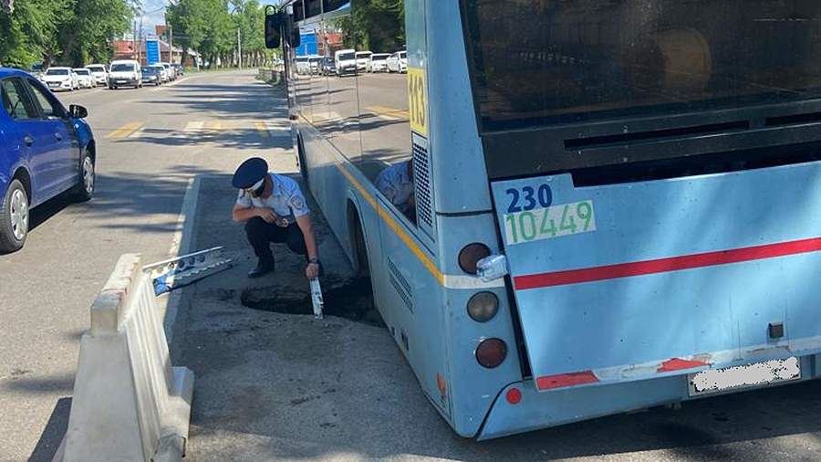 Автобус провалился в яму на дороге в Воронеже<br />
